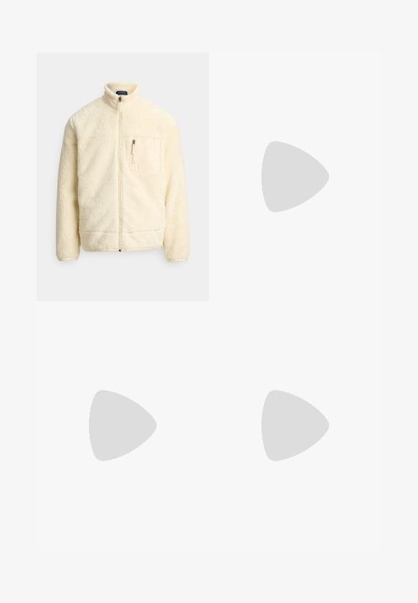 Ζακέτα από φλις σε κρεμ απόχρωση με ολόκληρο φερμουάρ, όρθιο γιακά, τσέπη στο στήθος με φερμουάρ και μαλακό, υφασμένο ύφασμα.; Πολυεστερική πόλο μπλούζα κοντής μανικιού σε ανοιχτό μπεζ ύφασμα με κολάρο, μία θήκη στο στήθος και άνετη εφαρμογή. Λείο ύφασμα με μινιμαλιστικό σχέδιο.; Μπεζ chinos με ίσια γραμμή, βρόχους ζωνάκι, κλείσιμο με κουμπί και φερμουάρ μπροστά, και πλευρικές τσέπες.; Λευκά sneakers με μπεζ σουέτ λεπτομέρειες και ελαφριά λάστιχα; διαθέτουν χαμηλό σχεδιασμό και υφή στην επάνω επιφάνεια.