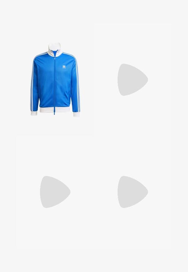 adidas Originals Sweatjacke - blue white; Weißes T-Shirt aus Baumwolle mit einem schwarzen, runden Halsausschnitt und drei schwarzen Streifen auf jeder Schulter. Kleines schwarzes Logo auf der Brust.; Graue Baumwollshorts mit einem elastischen Bund und Kordelzug, ausgestattet mit zwei Seitentaschen und einer weichen, strukturierten Oberfläche.; Marineblaue Adidas Sneakers aus Wildleder mit weißen Gummisohlen, runden Zehen und einem Logopatch auf der Zunge. Helle weiße Socken sind sichtbar.