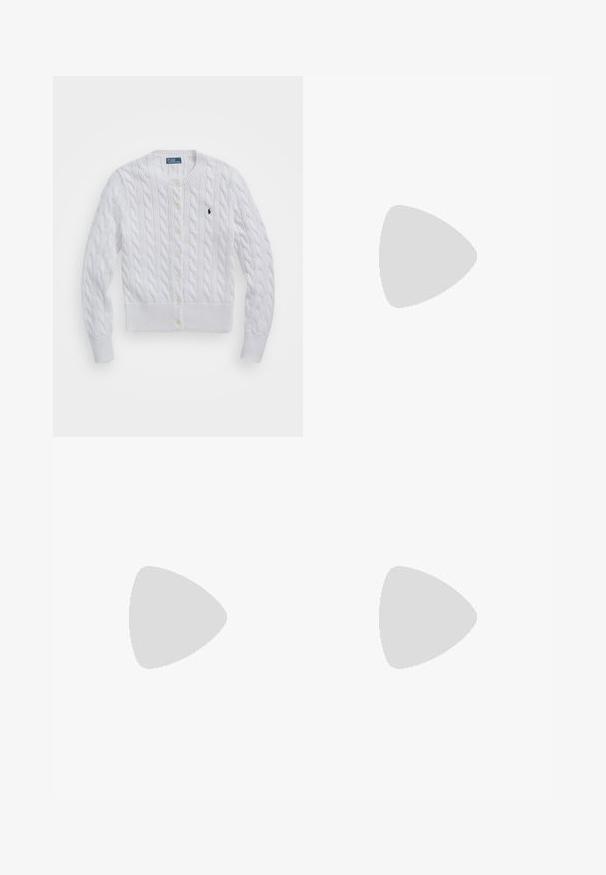 Hvit cable-knit cardigan med rund hals, ribbede mansjetter og hem, med gule knapper og en liten mørk logo på venstre bryst.; Ermeløs polo i hvit og blå geometrisk mønster, med krage og lett elastisk stoff for komfort og bevegelsesfrihet.; Mørkeblå vid bukser med elastisk talje og snor. Laget av glatt, lett stoff. Ingen synlige mønstre eller maskinvare.; Lys rosa treningssko med beige nettingoverdel, brune skinnakenter, svart såle og tre striper-logo. Rund tå og snøring.