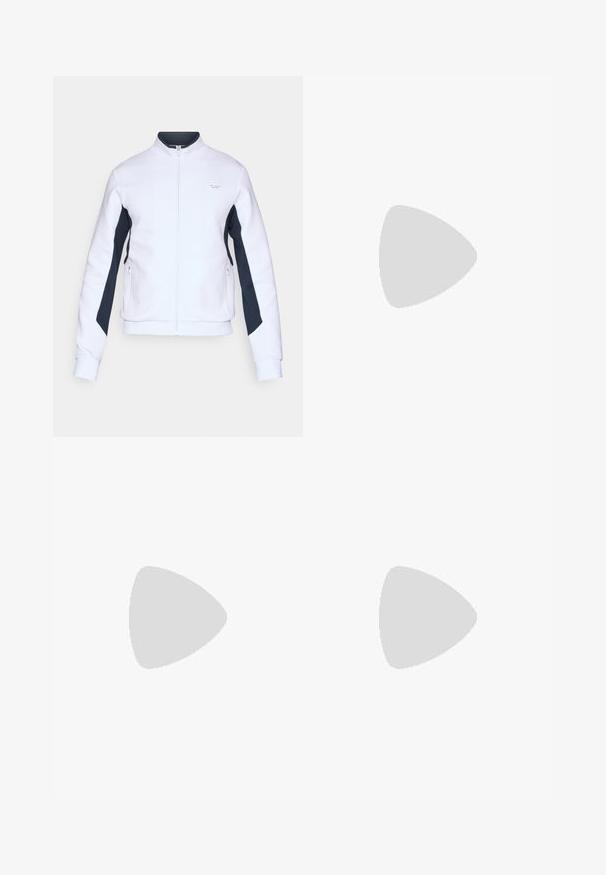 Vit sweatshirt med hög krage, frontdragkedja och marinblå sidopaneler. Har fickor med dragkedja och ribbade ärmmuddar för textur.; Mörkblå kortärmad t-shirt i slät tyg med rund halsringning och en liten vit etikett på bröstet med varumärkestext.; Vita sweatpants med dragsko i midjan, med svarta sidopaneler, elastiska muddar och en liten logotyp på underbenet. Mjuk tygtextur.; Svart idrottssko med en texturerad ovandel, tre horisontella ränder och en vit sula med ett mönstrat grepp. Lätt och strömlinjeformad design.