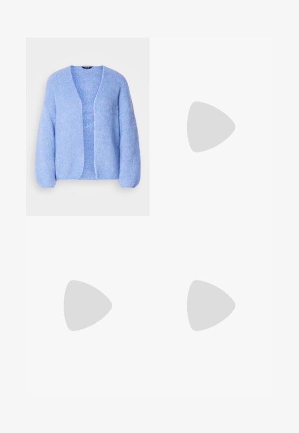 Lindex CARDIGAN VANESSA - Kardigan - light blue; Bílý bavlněný top bez rukávů s širokým výstřihem a tenkými ramínky. Hladká textura bez viditelných vzorů nebo ozdob.; Satinová modrá midi sukně s hladkým, lesklým povrchem. Rozšířená silueta, lem se jemně zakřivuje, což zvýrazňuje její plynulý design.; Bílé vysoké plátěné tenisky s černou gumovou podrážkou, přední gumovou špičkou a šesti očky na tkaničky, se čistým, minimalistickým designem.