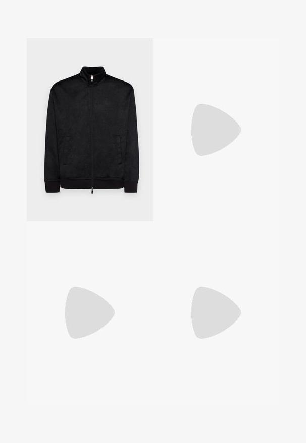 Armani Exchange FELPA - Sudadera con cremallera - black; Camiseta de algodón negra de manga corta, con cuello redondo, costuras de acento beige en los hombros y el logotipo de ARMANI EXCHANGE en el centro.; Pantalones ligeros de color crema con cinturilla elástica, diseño de pierna recta y textura sutil. No cuenta con bolsillos visibles.; Zapatilla de cuero negra con un acabado suave, punta redondeada y acentos gris oscuro. Presenta un diseño de cordones y una suela de goma texturizada.