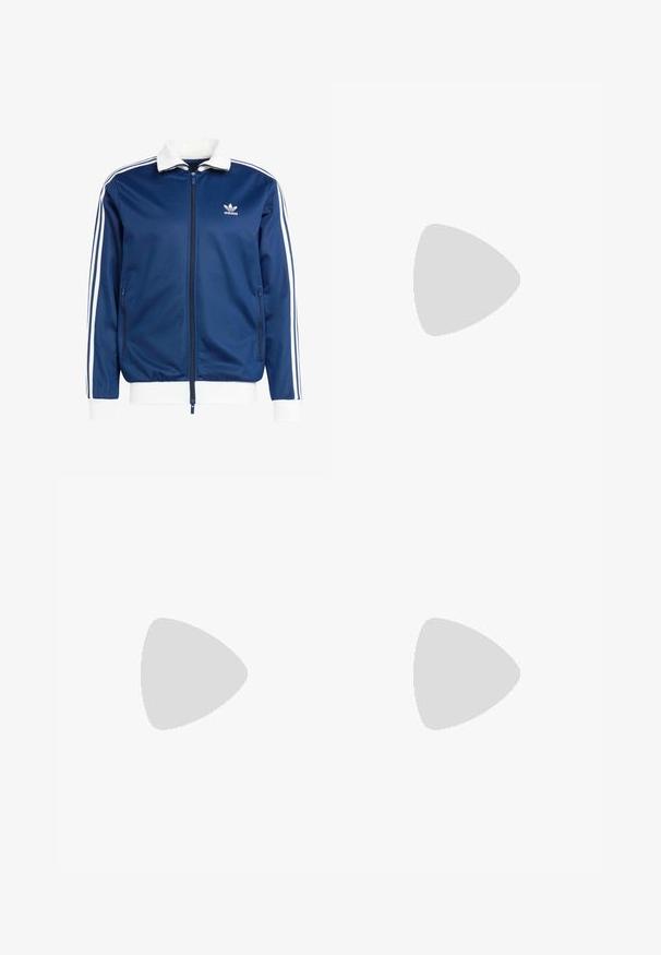 Mėlyna sportinė zip-up striukė su balta apykakle ir rankogaliais, kuri turi tris baltas juostas rankovėse ir Adidas logotipą ant krūtinės.; Baltos medvilninės marškinėliai, trumpomis rankovėmis, apvaliu kaklu, lygia tekstūra, sušluoti į eilę, su subtiliu prekės ženklu ant kaklo.; Next SUIT TROUSERS REGULAR FIT - Kostiuminės kelnės - grey; Baltos odinės sportinės bateliai su pilku zomšos pirštų dangteliu, trimis horizontaliais baltais dryžiais, mėlynu akcentu ir rudu guminio pado pagrindu. Tekstūruota detalė ant pado.