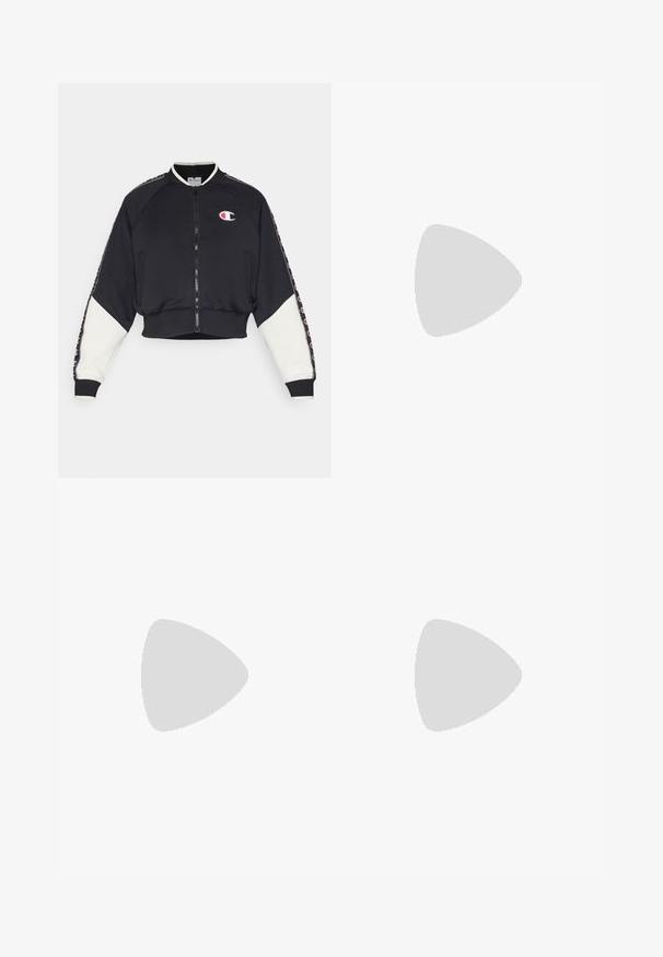 Champion SPORT HERITAGE FULL ZIP - Sweatjacke - black; Weißes kurzärmliges Baumwoll-T-Shirt mit Rundhalsausschnitt und kleinem Logo auf der oberen linken Brust. Weicher Stoff und normale Passform.; Schwarze Baumwoll-Sweatpants mit schmal zulaufenden Beinen, elastischen Bündchen und einem verstellbaren Kordelzug an der Taille. Mit einem kleinen Logo auf der Vorderseite.; Weiße Ledersneaker mit perforierter Zehenpartie, flachen Schnürsenkeln und Gummisohle. Getragen mit weißen Socken und hellblauen Jeans, auf einer roten Laufbahn.