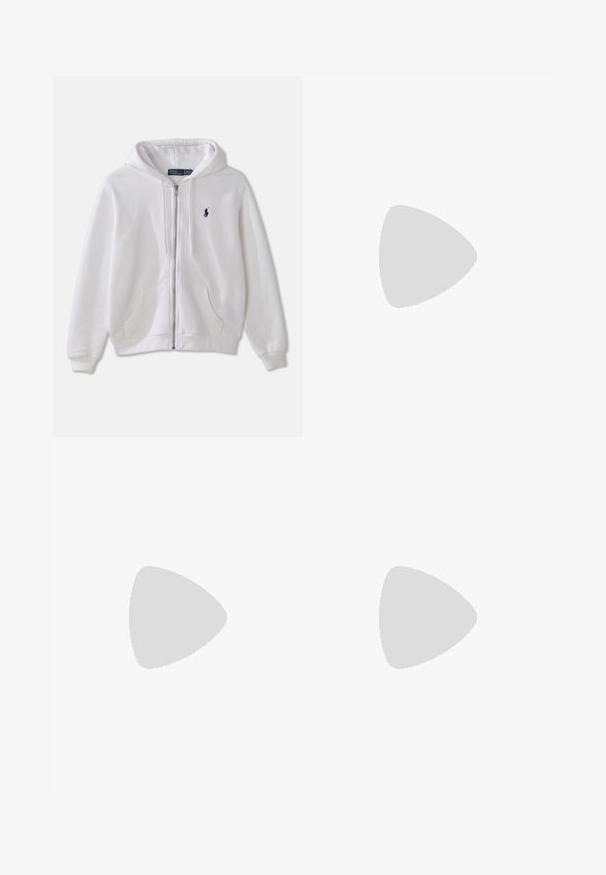 Λευκή φούτερ ζακέτα με φερμουάρ, από μείγμα βαμβακιού, με καγκουρό τσέπη, ραμμένα μανίκια και στρίφωμα, καθώς και ένα μικρό ναυτικό λογότυπο στο αριστερό στήθος.; Λευκό βαμβακερό T-shirt με κοντά μανίκια, με μικρό ναυτικό λογότυπο στο αριστερό στήθος. Απλός σχεδιασμός με στρογγυλή λαιμόκοψη.; Λευκό παντελόνι σε φαρδύ σχέδιο με ψηλή μέση, που διαθέτει κλείσιμο με κουμπί και διακριτές ραφές. Κατασκευασμένο από βαμβάκι με λεία υφή.; Λευκά δερμάτινα sneakers με λεία επιφάνεια, ναυτικά στοιχεία και μικρό λογότυπο στο πλάι. Διαθέτουν επίπεδα κορδόνια και υφασμένη σόλα από καουτσούκ.