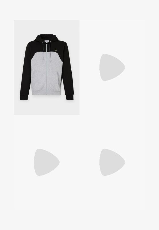 Kapuzenshirt mit der oberen Hälfte in Schwarz und der unteren Hälfte in Grau, ausgestattet mit einem Frontreißverschluss und Taschen. Lacoste-Logo auf der linken Brust.; Drei Rundhals-T-Shirts in Weiß, Beige und Schwarz, aus einem weichen Baumwollmaterial gefertigt, mit einem kleinen Logo auf der Brust in jeder Farbe.; Schwarze Cargo-Hose aus leichtem Stoff, mit entspannter Passform, zwei großen Seitentaschen und Knopfverschluss.; Lacoste Sneaker in Dunkelgrau aus Mesh und Synthetikmaterial, mit einer strukturierten Sohle und braunen Akzenten am Kragen und Logo.