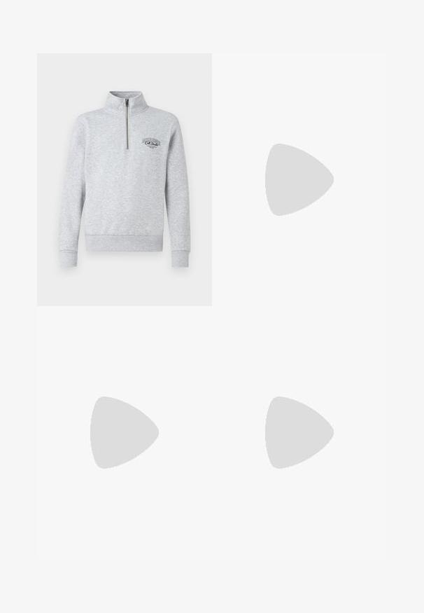 Sivi zip-up dukserica s visokim ovratnikom, rebrastim manžetama i donjim rubom, sa crnim logom na prsima. Izrađena od mekog, teksturiranog materijala.; Smeđi pamučni majica s okruglim izrezom. Ima kratke rukave i središnji izvezeni tekst koji kaže "Original Studio" u bijeloj boji.; Plave traperice širokih nogavica s klasičnim dizajnom s pet džepova, dugmetom za zatvaranje i vidljivim šavovima. Izrađene su od izdržljivog pamučnog materijala.; Bijele tenisice s crnim i sivim detaljima, s teksturiranim sivim zaštitnikom prstiju, crnim gumene potplate i ravnim bijelim vezicama. Čist dizajn, minimalistički stil.
