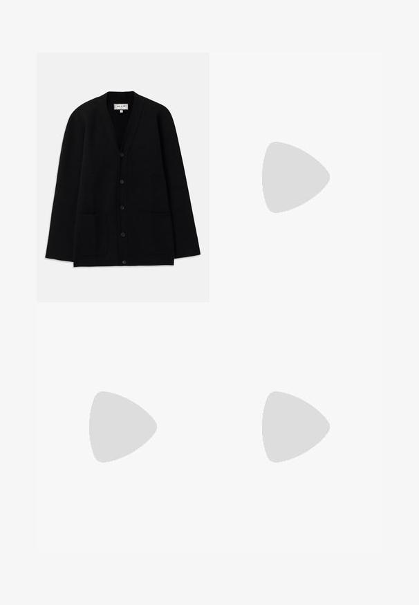 Cardigan negru fabricat dintr-un material moale, având decolteu în V, închidere cu nasturi și două buzunare frontale. Siluetă simplă și relaxată.; Cămașă lungă din in de culoare albastru deschis, cu închidere cu nasturi, guler ascuțit și un buzunar pe piept. Material texturat și croială lejeră.; Pantaloni negri, croiți pe linii slim, cu buzunare laterale și o textură netedă. Marginea este finisată cu un tiv curat.; Mocasini bărbați din piele neagră, cu toc mic și un design clasic cu bandă în formă de monedă, prezentat în profil lateral pe un fundal alb.