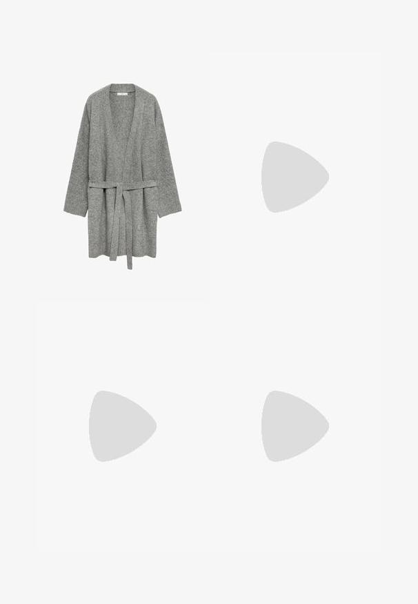 Cardigan grigio a maglia con design avvolgente, maniche lunghe e una cintura da annodare in vita. Presenta polsini a costine e apertura frontale.; Top senza maniche bianco realizzato in tessuto a costine, con borchie nere lungo il collo e le aperture delle braccia. Design semplice e aderente.; Jeans a gamba larga di colore verde scuro, realizzati in tessuto misto cotone, dotati di chiusura con bottone frontale, cinque tasche e cuciture classiche in denim.; Sandal in pelle nera open-toe con una fascia ampia e un tacco a blocco solido. Caratterizzato da una texture liscia e un design minimale.