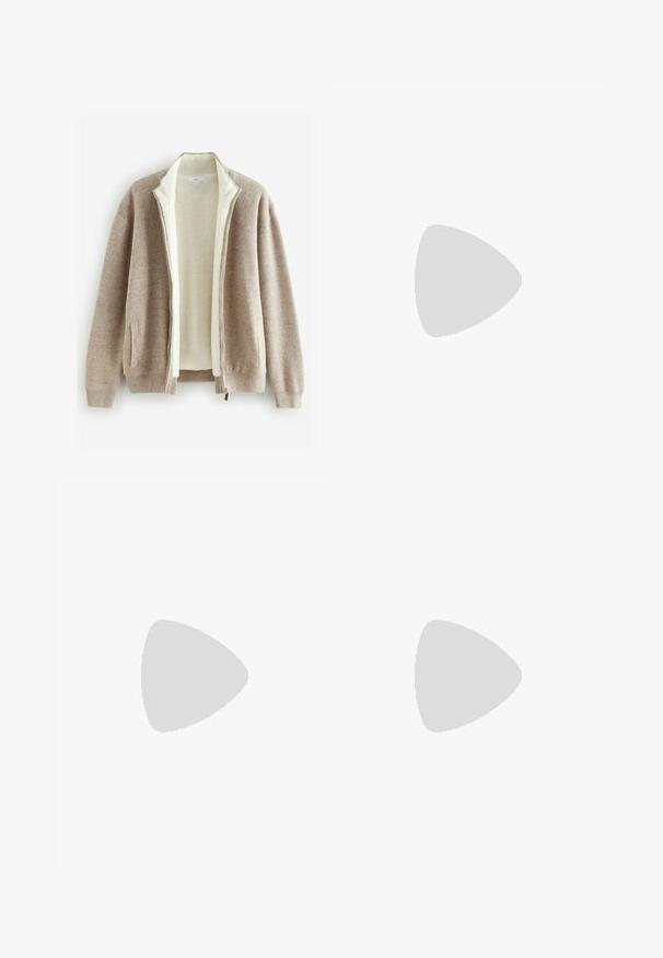 Veste zippée beige avec une douce doublure en polaire crème, des poches latérales, des poignets côtelés et une coupe décontractée. Fabriquée en tissu tricoté texturé.; Chemise à manches courtes, blanche, à fermeture éclair, en tissu texturé, dotée d'un col et de deux poches avant avec rabats carrés.; Pantalon marron en tissu lisse, avec une coupe droite, des plis à l'avant et des passants de ceinture. Pas de motifs ni d'accents visibles.; Baskets en cuir blanc avec une finition lisse, présentant un bout arrondi, un laçage, et un détail de logo subtil sur le côté, associées à un pantalon beige.