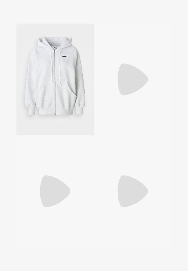 Gaišs pelēks kapuces džemperis ar priekšējiem kabatām, regulējamu kapuci ar auklu, ribotām piedurknēm un nelielu melnu Nike logo uz krūtīm.; Proenza Schouler White Label MIRA - Pamata T-krekls - poppy; Pelēkas sporta bikses ar elastīgu jostasvietu, aukliņu detalizācijām un mazu baltu Nike logotipu kreisajā augšstilbā. Mīksta auduma, brīvi pieguļošas.; Balti ādas sporta apavi ar pelēkiem akcentiem, perforētu purngalu, plakaniem šņorēm, mīkstu apkakli un strukturētu gumijas zoli.