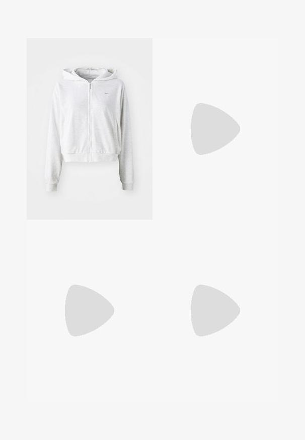 Haut de sweatshirt à fermeture éclair de couleur gris clair, fabriqué en tissu doux, avec une poche avant, des bords côtelés et une capuche. Logo Nike en gris foncé sur la poitrine.; Deux T-shirts à manches courtes en noir et blanc. Fabriqués en coton doux, avec un col rond et une coupe standard, avec peu de détails de couture.; Pantalons de survêtement gris clair en tissu doux, dotés d'une taille avec cordon de serrage, de jambes larges et d'emmanchures latérales. Logo Nike subtilement affiché.; Baskets Nike avec une tige blanche et des accents noirs, des superpositions texturées et un design élégant. Des lacets noirs et un logo visible complètent le look.