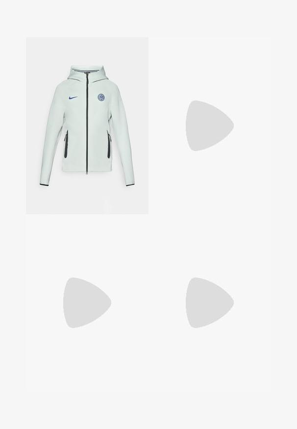 Vihreä Nike-takki, jossa on vetoketju, huppu ja mustat yksityiskohdat. Sisältää sivuilla vetoketjulliset taskut ja brodeeratun logon rinnassa.; Valkoiset puuvillapaidat, lyhyet hihat, pyöreä kaula-aukko, yksinkertainen pinta, pinottuina riviin, jossa on hienoinen brändäys kaula-aukossa.; Mustat urheiluhousut, joissa on elastinen vyötärönauha, kapea malli ja valkoinen Nike-logo vasemmalla puolella. Pehmeä kangas, jolla on sileä pinta.; Nike Performance PHANTOM GX 2 ACADEMY SG - Jalkapallokengät pehmeälle alustalle - black
