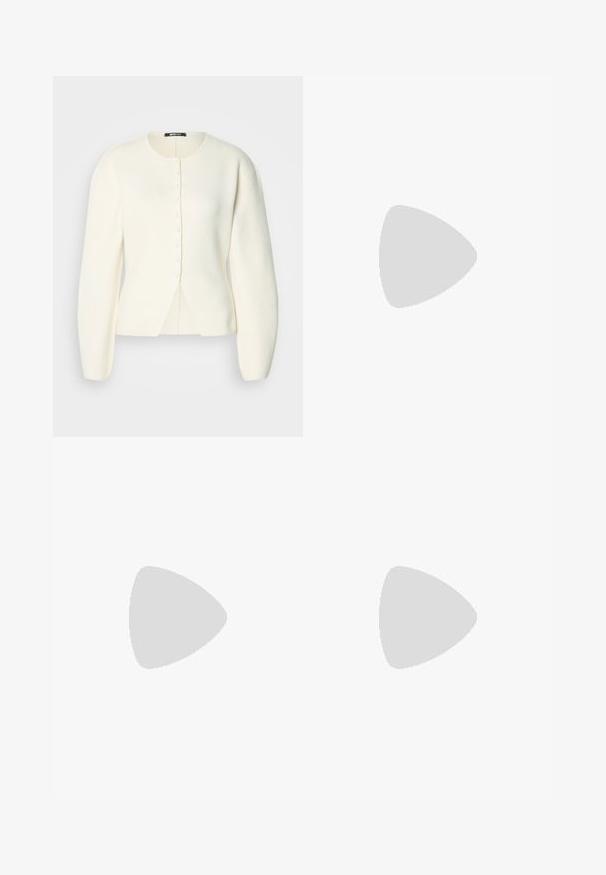 Bílý pletený svetr s kulatým límcem, dlouhými rukávy, zapínáním na knoflíky v přední části a mírně volným střihem. Měkká textura, minimalistický design.; Černé tričko s krátkým rukávem a kulatým výstřihem, vyrobené z měkké bavlněné látky. Jednoduchý design, žádné viditelné logo nebo vzory.; Černé kalhoty s širokými nohavicemi vyrobené z hladkého, elastického materiálu. Mají vysoký pas a čistý, minimalistický design bez viditelných zapínání.; Béžové lakované kožené lodičky se špičatou špičkou a štíhlým čtvercovým podpatkem. Hladký povrch a minimalistický design bez ozdob.