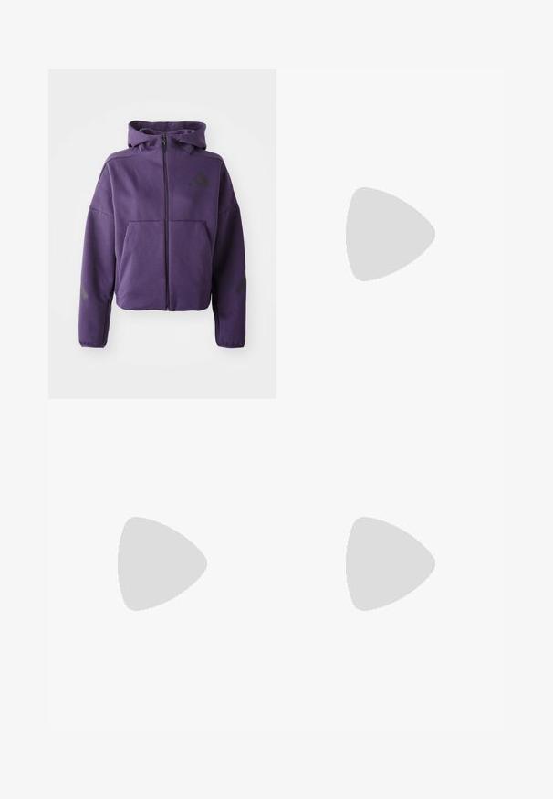 Sweatshirt roxo com fecho, de gola alta, com bolsos frontais e detalhes diagonais pretos nas mangas e laterais. Tecido macio e texturizado.; T-shirt preto de manga curta com decote redondo, apresentando uma textura heather subtil e o logótipo branco "TERREX" no lado superior esquerdo.; Calças de treino cor-de-rosa com uma cintura elástica, apresentando detalhes em preto com três riscas nas laterais e uma textura lisa e leve.; Sapatilha de corrida branca com parte superior texturizada, design de três riscas pretas, colarinho almofadado e sola leve, posicionada no ar sobre uma superfície de estrada.