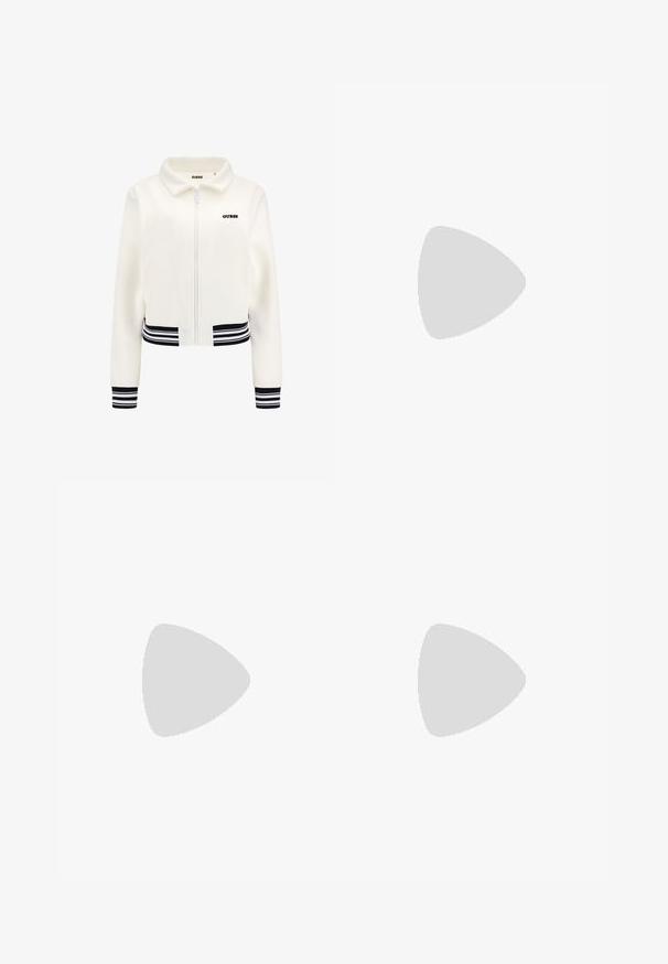 Fehér plüss kabát, elöl cipzárral, bordázott fekete-fehér csíkos mandzsettákkal és derékrészzel. A mellkasán fekete "GUESS" logó található.; Rózsaszín pamut póló rövid ujjakkal. Elöl piros grafikával díszítve, amelyen a "pour toujours" és a "love" feliratok olvashatók. Klasszikus kerek nyakkivágás.; Fekete leggings magas derékkal, sima anyagból készült. Oldalán nyomtatott márkalogóval rendelkezik. Kényelem és rugalmasság érdekében tervezték.; Fehér sportcipő sima szintetikus felsőrésszel, perforált lábujjrész, lapos fűzőkkel és texturált talppal, fából készült felületen kihelyezve.