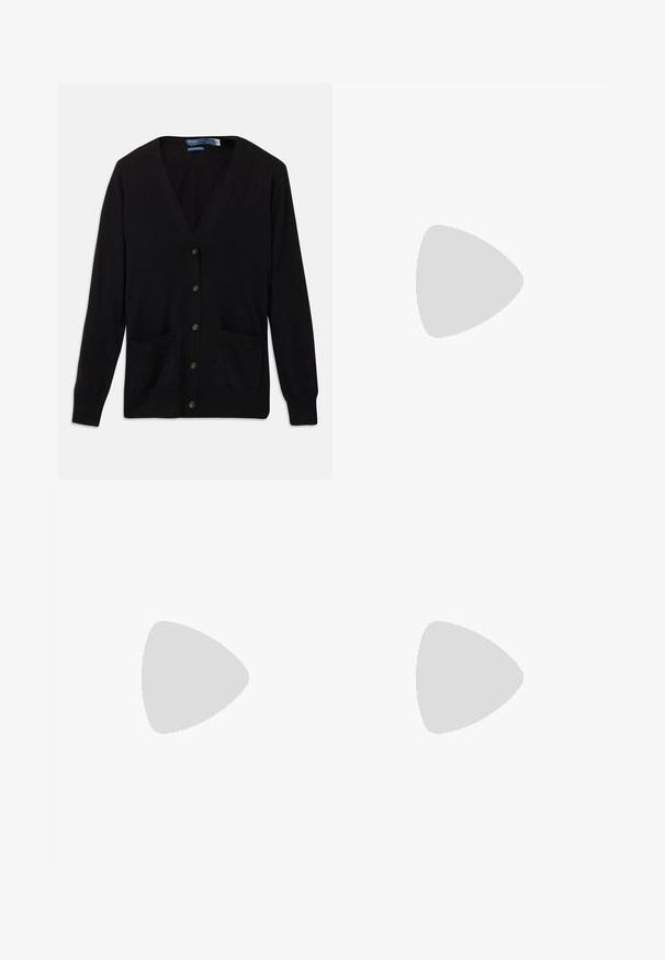 Cardigã preto com decote em V, mangas longas, botões à frente e dois bolsos frontais. Textura suave e um design de corte clássico.; Vestido azul-marinho de manga longa em tecido suave, apresentando uma cintura ajustada com um cinto de laço e detalhes de saia plissada de um lado.; Sapatilhas de couro brancas, design de cano baixo, com textura suave, biqueira redonda, atacadores à frente e um pequeno logótipo bordado na lateral.; Bolsa em forma de meia-lua de couro preto com um detalhe em metal dourado, apresentando um fecho de zíper. Usada de forma transversal sobre um suéter cinza.