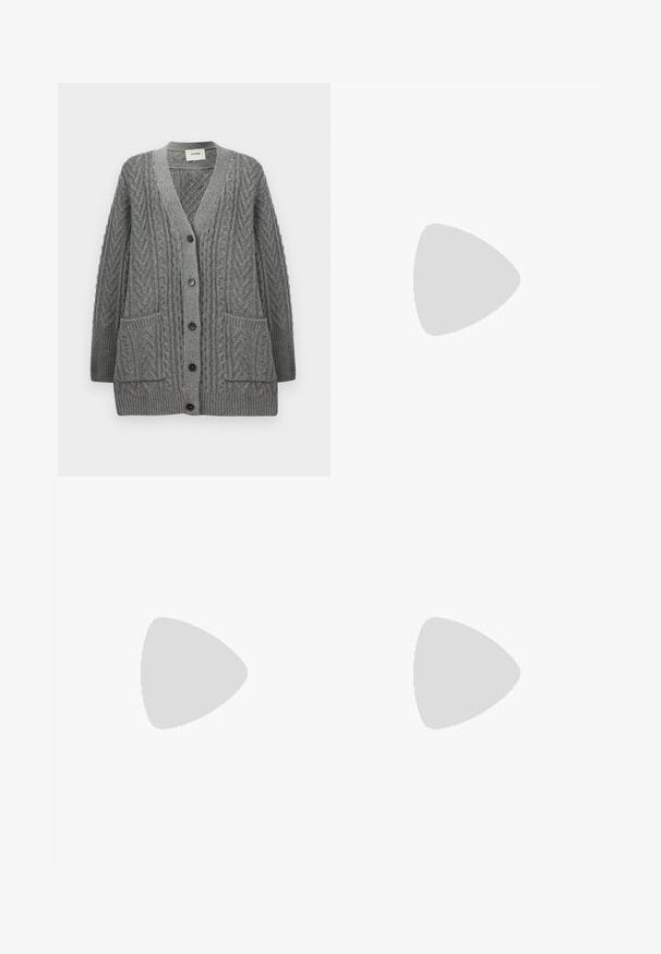 Grå kabelstickad cardigan med V-ringning, fem svarta knappar, lång ärm och två framfickor.; Mörkgrå långärmad åtsittande klänning med draperat tyg över bröstet och asymmetrisk rynkad kjol med hängande band på ena sidan.; Knähöga svarta läderstövlar med spetsig tå och smal stilettklack. Slät textur med en åtsittande design och sömnad vid övre kanten.; Brun läderhandväska med en rundad form, dubbla detaljer i gyllene ton, två framfickor och ett brett band. Slät textur med en elegant finish.