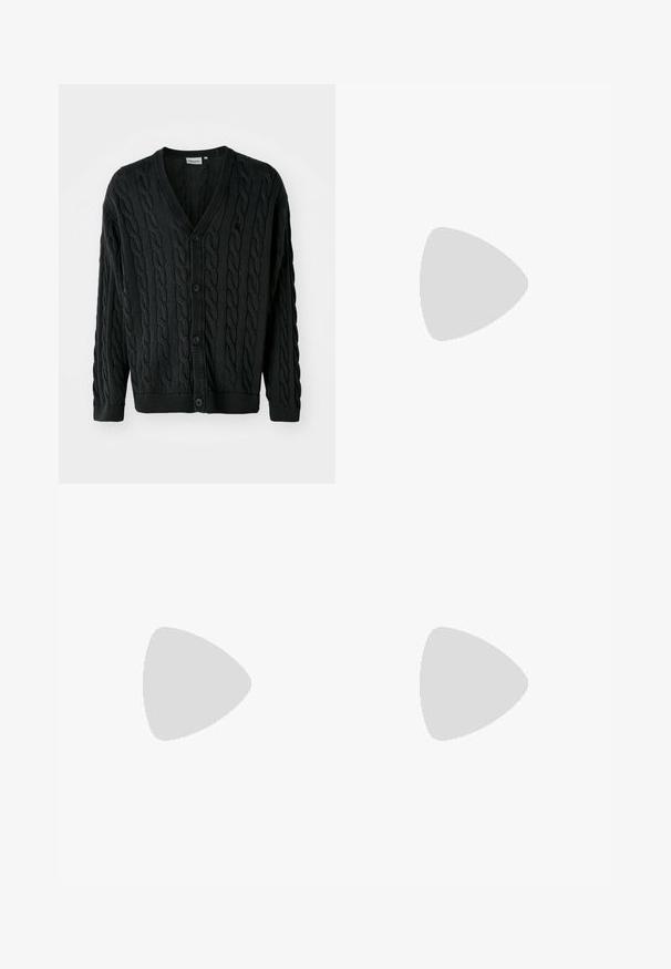Cardigan negru din tricot cu model cu ochiuri, cu decolteu în V, fixat cu butoane în față, mâneci lungi și manșete și tiv cu model curb. Prezintă un model texturat pe întreaga suprafață.; Tricou din bumbac gri cu guler rotund, mâneci scurte și un logo mic, subtil pe față. Design simplu cu o croială lejeră.; Pantaloni gri tăiați, dintr-un material texturat, cu un design drept, pliuri frontale și un talie standard cu bucle pentru curea.; Tenisi gri din suede cu dungi albe, vârful rotund și talpă din cauciuc. Au perforații pe lateral și un tab de călcâi texturat.