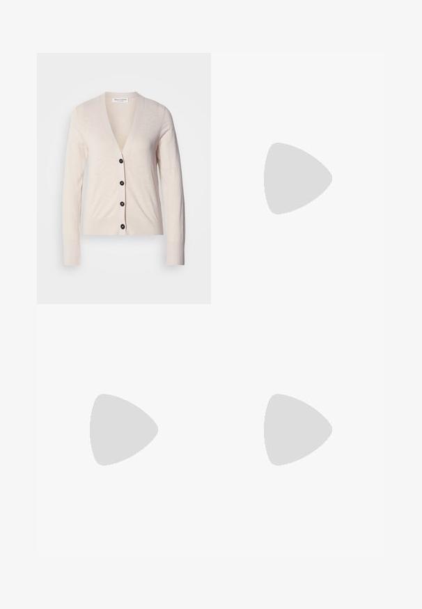 Cardigan beige realizzato in tessuto morbido, con scollatura a V, maniche lunghe e bottoni neri lungo la parte anteriore. Texture liscia, design minimale.; Top in cotone bianco a spalla larga con spalline sottili. Tessuto liscio senza motivi visibili o decorazioni.; Pantaloni a gamba larga di colore blu navy, realizzati in tessuto leggero. Presentano una superficie leggermente texture, una vita elastica e cuciture frontali.; Sneaker bianca in pelle con finitura liscia, dettagli in suede beige, punta rotonda, design con stringhe piatte e suola in gomma testurizzata.