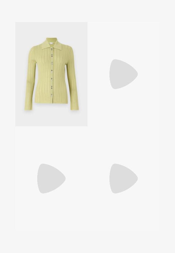Langärmlige, hellgrüne gerippte Strickjacke mit Kragen und knöpfbarer Vorderseite. Sie verfügt über sechs runde silberne Knöpfe und eine taillierte Silhouette.; Kurzarm-Polohemd mit einem gemusterten Vorderteil in grün-blauen Formen, weißem Kragen und einer Knopfleiste mit drei Knöpfen. Glatte Textur.; Baum und Pferdgarten SIGNA - Bleistiftrock - sycamore green; Rosa, mit Strass verziert, Mary Jane Schuh mit spitzem Zehenbereich, offenen Seiten und einem niedrigen, schrägen schwarzen Absatz. Glatte Innenauskleidung.; Rosafarbene rechteckige Sonnenbrillen mit dunklen Gläsern. Auffälliges Rahmendesign, glatte Textur und ein dekoratives silbernes Emblem an der Seite.