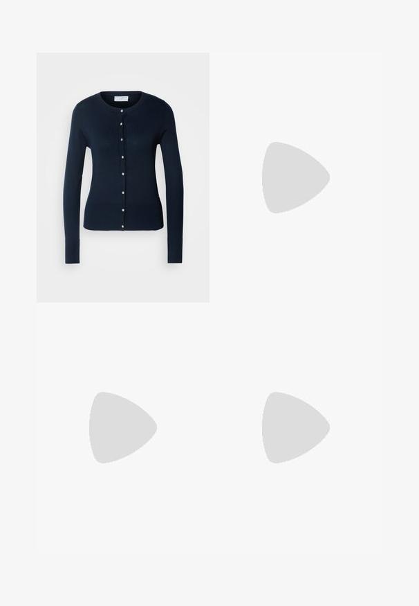 Σκούρο μπλε πλεκτό ζακέτα με μακριά μανίκια, ριμπ μανσέτες και μπροστινό κούμπωμα με μικρά χρυσά κουμπιά.; Λευκό βαμβακερό τοπάκι με φαρδιά λαιμόκοψη και λεπτές τιράντες. Λείος υφασμάτινος υφής χωρίς ορατά μοτίβα ή διακοσμήσεις.; Πλατύ παντελόνι σε ναυτικό μπλε χρώμα, φτιαγμένο από ελαφρύ ύφασμα. Διαθέτει ελαφρώς υφασμένη επιφάνεια, ελαστική μέση και μπροστινές ραφές.; Λευκά δερμάτινα sneakers με λεία επιφάνεια, μπεζ σουέτ λεπτομέρειες, στρογγυλή μύτη, επίπεδη σχέδια δέσιμο και υφασμένη καουτσούκ σόλα.