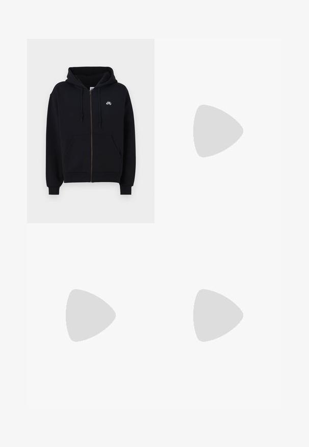 Sudadera negra con cremallera, capucha, bolsillos delanteros, puños elásticos y un pequeño logo blanco en el pecho izquierdo. Confeccionada en un tejido suave.; Dos camisetas de algodón mostradas de espaldas: una negra y una blanca. Ambas tienen mangas cortas y cuellos redondos, con una textura suave.; Pantalones cortos de mezclilla negra con bolsillos frontales, un bolsillo lateral tipo cargo y costuras en naranja. Cuenta con un cierre de botón metálico y un parche de marca.; Zapatilla Nike Air Max 90 blanca con parte superior de malla y cuero, caja de puntera perforada y unidad de aire visible en el talón.