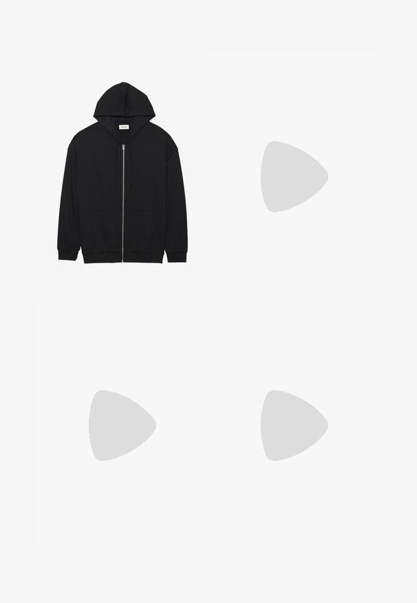 Černá mikina na zip s kapucí na šňůrku, předními kapsami a žebrovanými manžetami. Vyrobena z měkké látky, představující minimalistický design.; Šedé bavlněné tričko s kulatým výstřihem, krátkými rukávy a jednoduchým designem, má měkkou, hladkou texturu a žádné viditelné vzory ani ozdoby.; Námořnické modré lyžařské kalhoty s nastavitelnými černými kšandami, přední zipovou kapsou, zesílenými manžetami a hladkým texturovaným povrchem.; Černé nubukové tenisky s bílými akcenty, s nízkým designem, šněrováním a silnou bílou gumovou podrážkou. Brandové logo na patě.