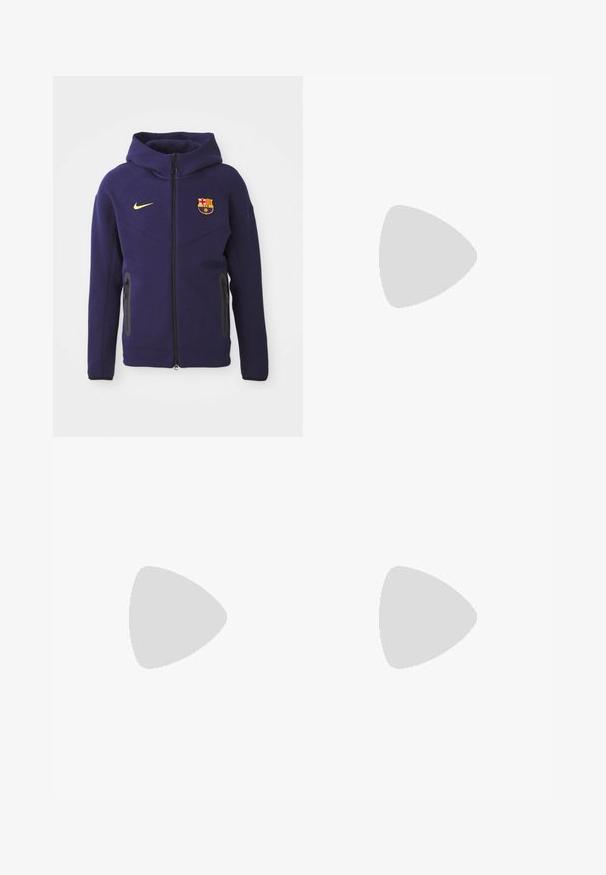 Sweatshirt roxo feito de material de fleece, com fecho éclair completo, bolsos laterais e o logótipo do FC Barcelona no peito. Capuz ajustável.; T-shirts brancos de algodão, mangas curtas, design de gola redonda, com textura lisa, empilhados em fila, com uma marcação subtil na gola.; Calças cargo largas de cor verde oliva com um cós elástico, múltiplos bolsos e uma textura suave. Largura ajustável na bainha.; Sapatilha de pele preta com superfície texturizada, swoosh branco da Nike, sola cinza, bico redondo e design com atacadores. Apresenta perfurações na caixa dos dedos.