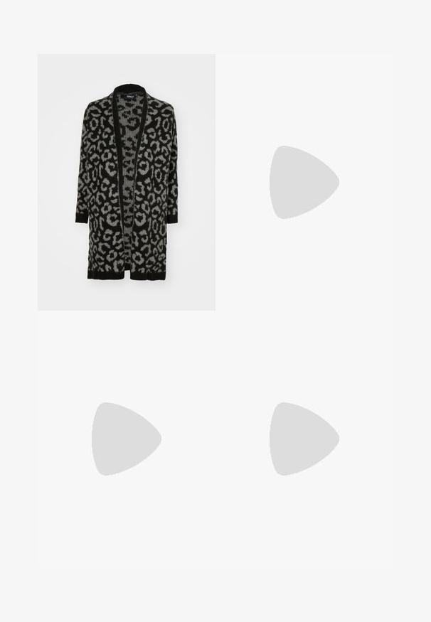 Svart og grå leopardmønstret cardigan med åpen front, lange ermer, ribbede kanter og en myk strikket tekstur.; Mørk grå cropped langermet topp laget av lett stoff, med fremtredende sømdetaljer og flytende tråder langs fronten.; Sorte flagrende bukser laget av elastisk stoff, med høyt liv og flagrende mansjetter med sidespalter for økt bevegelsesfrihet.; Sorte joggesko med en teksturert strikket overdel, elegant form og blank svart såle, med subtile reflekterende detaljer og snøring.