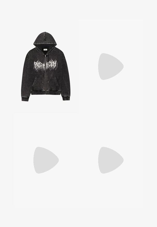 Svart zip-up hoodie med huva, som har en texturerad tygkvalitet, framfickor och vit grafisk text över bröstet.; Svart långärmad topp gjord av genomskinligt tyg, med rund halsringning, knappstängning framtill och scallopade kanter vid ärmarna.; Leopardmönstrade vida byxor i beige och brunt, med elastisk midja och två framfickor. Mjuk, strukturerad tyg.; Svarta lädercowboystövlar med spetsiga tår, kilklackar och silverbroderade blommönster längs skaftet. Kontraststickning genom hela stöveln.; Svart läderhandväska med en kurvad design, prydd med silverfärgade nitar, ett spänne och två sidofickor. Justerbar rem för olika bäralternativ.