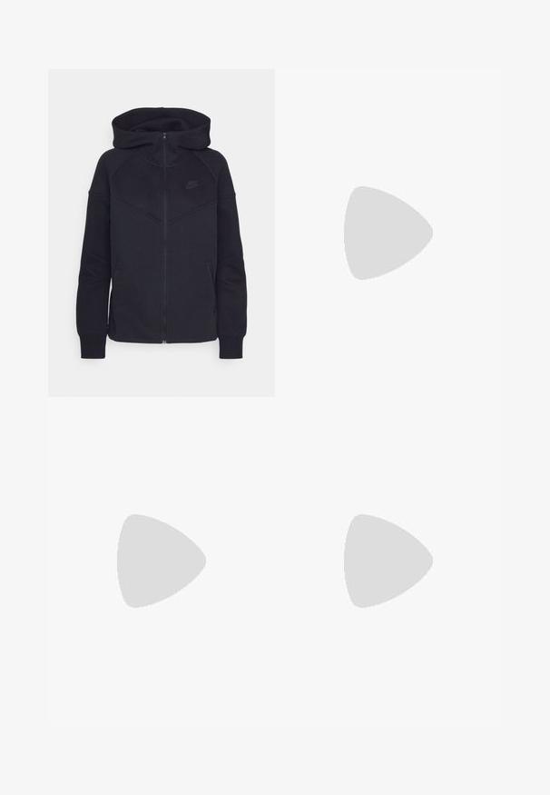 Zwarte ritshoodie van zacht materiaal, met een hoge kraag, kap en zijrits vakken; bevat een klein zwart Nike-logo op de borst.; Zwarte T-shirt met korte mouwen van zacht katoen, met een ronde hals en een losse pasvorm, met een strakke uitstraling en zonder zichtbare patronen.; Zwarte high-waisted wijde jeans gemaakt van denim, met vijf zakken, een knoopsluiting en subtiele stikdetails.; Zwarte canvas sneakers met hoge schacht, witte rubberen zolen en veters, met een cirkelvormig logo aan de zijkant, gecombineerd met denim en zwarte broeken.; Zilveren oorringen set met verschillende ontwerpen: dunne hoops, geasfalteerde randen en gedraaide stijlen. Inclusief studs en hoop opties.