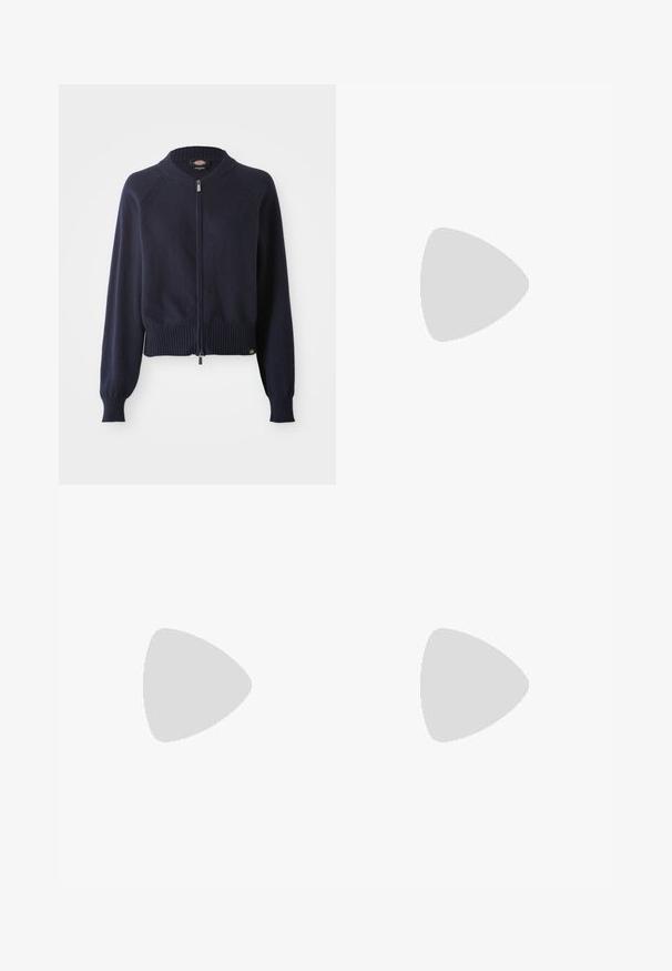 Marineblauer Reißverschluss-Pullover mit geripptem Saum und Bündchen. Besitzt einen Rundhalsausschnitt und Raglanärmel aus einem weichen Strickmaterial.; Set aus drei kurzärmeligen T-Shirts in Schwarz, Grau und Weiß. Hergestellt aus Baumwolle, mit Rundhalsausschnitt und einem einfachen, einfarbigen Design.; Graue Jeans aus Denim mit floralem Muster, hoher Taille, geradem Bein und klassischem 5-Taschen-Design. Strapazierfähiger Stoff mit einer leichten Textur.; Braune Wildleder-Sportschuhe mit pinken Streifen und Logo, featuring eine strukturierte Oberseite, Schnürung und einer Sohle aus Gummi.