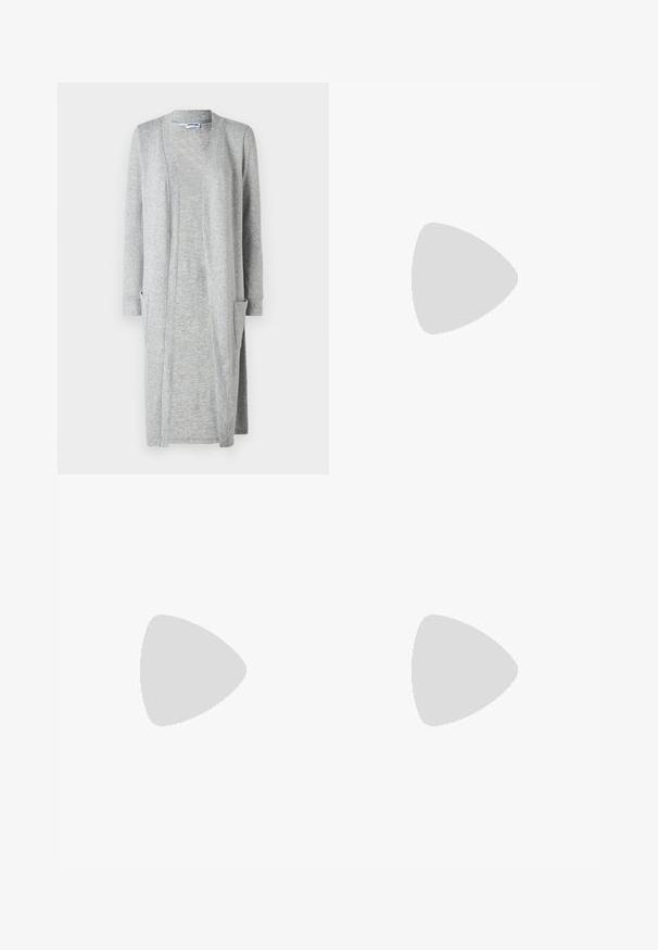 Cardigã cinza longo feito de um tecido suave e texturizado, apresentando um design de frente aberta e dois bolsos de remendo nas laterais da frente.; Duas blusas de gola alta sem mangas em preto e branco, com um design justo e textura suave, e comprimento cropped.; Calças de ganga pretas com um corte flared, apresentando um fecho de botão à frente, dois bolsos frontais e um design justo que se alarga abaixo do joelho.; Ténis desportivos com um cabedal em pele branca, biqueira em camurça cinza e três riscas pretas. Apresenta um logo azul na língua e uma sola de borracha texturizada.
