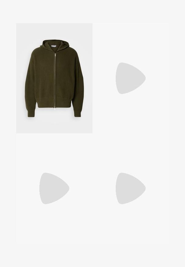 Olive rohelise värviga tõmblukuga kapuutsiga sügisjakk ribakudumisstruktuuris, millel on laiad varrukad. Ees on hõbedane tõmblukk ning allääres ja varrukatel on kudumistehnika cuffs.; Lühikeste varrukatega must särk, millel on mitmesugused värvilised graafilised prindid, sealhulgas roosa tempel ja rohelised aktsendid, ning nööbid ees.; Mees seisab siseruumides, kandes pruuni rubriikjakki roosteplekkidega, valget T-särki, lahtisi siniseid teksaseid ja valgeid spordijalanõusid.; Mustad musta kangaga madalate tossudega, valgete kummist varvaste ja paeltega, kombineerituna laia rohelise denimpüksiga, tekstureeritud kivi pinna peal.