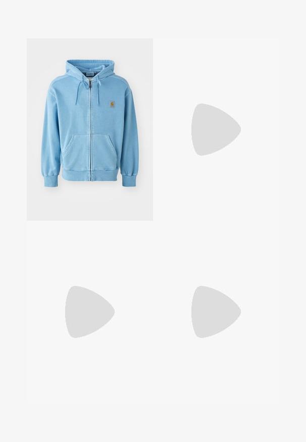 Světle modrá mikina na zip vyrobená z měkké bavlněné směsi. Má kapuci, šňůrky, dvě přední kapsy a malou logo nášivku.; Ellesse HIRST TEE - Triko s potiskem - light blue; Bílé bavlněné cargo kalhoty s volným střihem. Vlastnosti zahrnují přední kapsy, zlaté kovové detaily a zpevněné oblasti na kolenou.; Námornická semišová teniska s žlutými pruhy, bílými tkaničkami a burgundskými akcenty. Texturovaná podrážka s drážkami pro lepší přilnavost. Logo značky na boku.