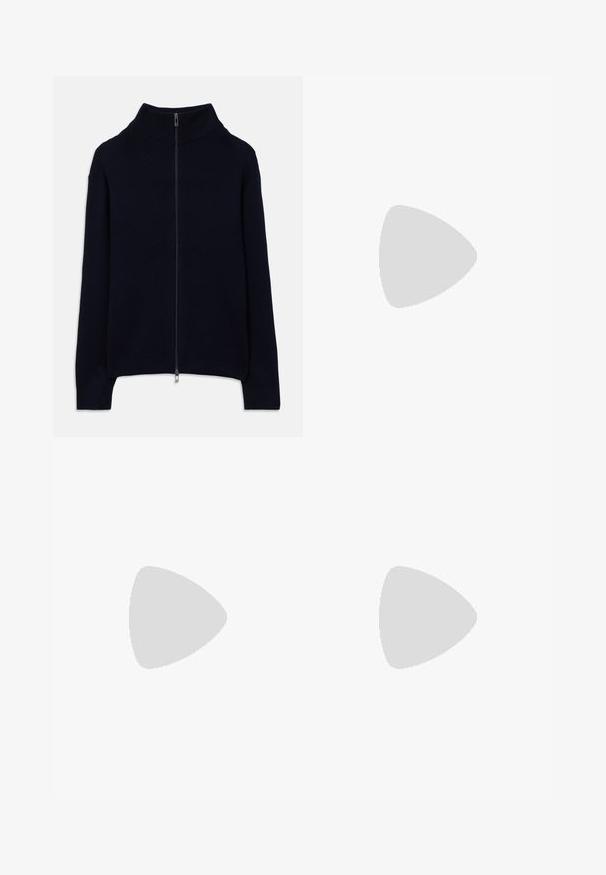 Mørkeblå ribbestrikket genser med lange ermer, høy krage og full frontsølvglidelås, lagt flatt på en hvit bakgrunn.; Mørkeblå t-skjorte med korte ermer og rund hals, med lyseblå detaljer ved kragen og ermene. Laget av myk bomullsstoff.; Herre rettenbukser i brunt bomull med beltehemper, frontknapp og glidelås lukking mot en lys bakgrunn.; Hvit sneaker med en glatt skinnoverdel, avrundet tå, snøring, teksturerte sideakenter og en tykkgummisåle. Minimalistisk design.