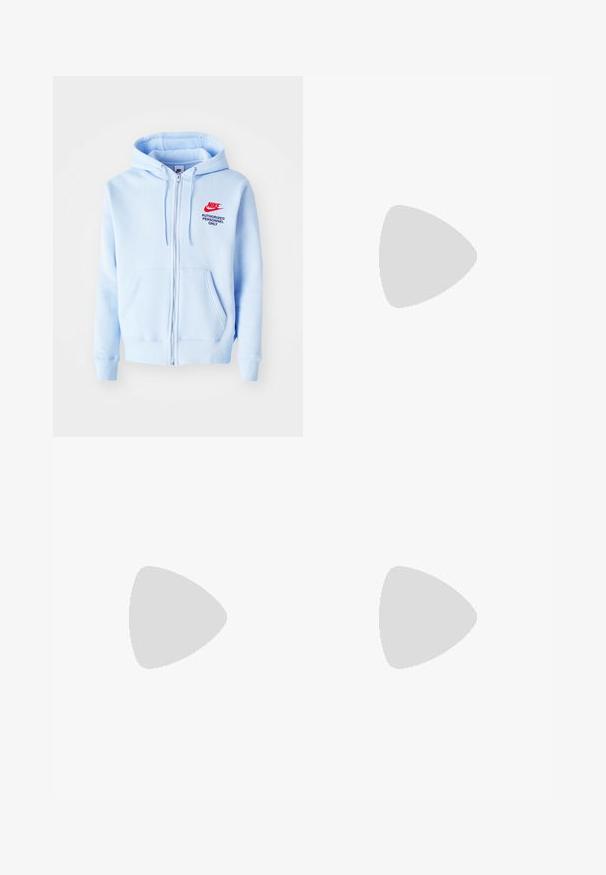 Lys blå Nike zip-up hettegenser med framfrontlommer, broderte røde logoer og teksten «AUTORISERT PERSONELL KUN». Materiale av bomullsblanding.; Himmelsblå bomull T-skjorte med korte ermer, rund hals og brodert Nike-logo i en noe mørkere blåfarge på brystet.; Kakigrønne vide bukser laget av bomull, med knappelukking, sidelommer og brodert Nike-logo i rødt på siden.; Nike Air Max 1 sneakers med en beige og hvit læroverdel, oransje logo og synlig luftpute i sålen. Teksturerte stoffdetaljer.