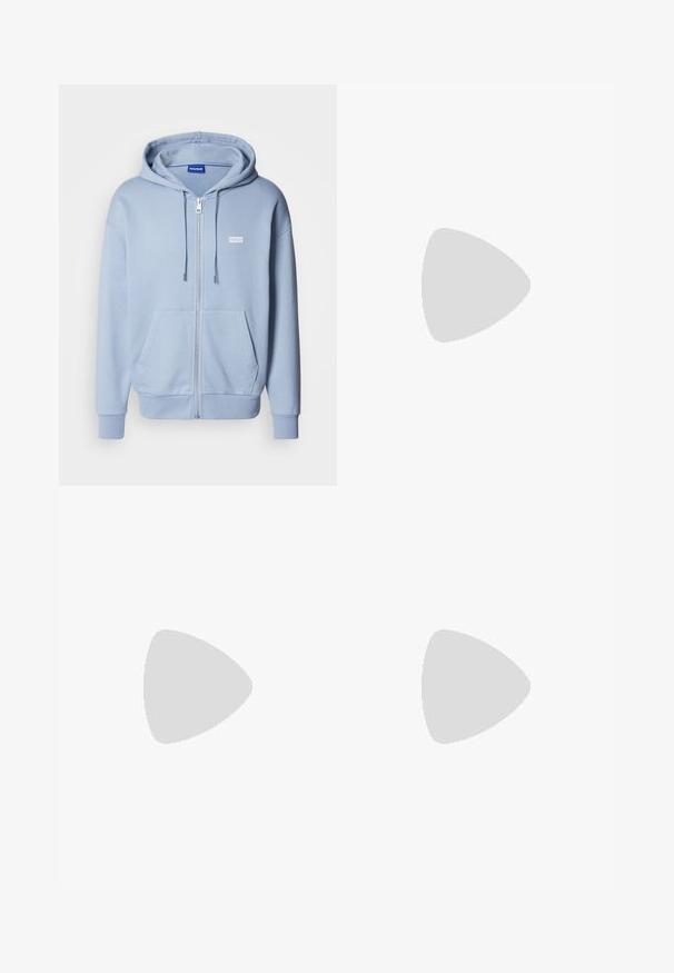 Helles blauer Zip-Hoodie aus weichem Material mit einer Kängurutasche, verstellbarem Kordelzug an der Kapuze und einem kleinen weißen Logo auf der Brust.; Blaues kurzärmliges T-Shirt aus weicher Baumwolle, mit einer quadratischen Tasche und einem dunkelblauen Logo. Klassisches Rundhalsdesign.; Schwarze Cargo-Hosen mit elastischem Bund und Kordelzug. Mit Seitentaschen und einem aufgedruckten Logo auf der Vorderseite. Aus strapazierfähigem Stoff gefertigt.; Schwarze Knöchelstiefel mit glatter Oberfläche, elastischen Seitenpaneelen und einem kontrastierenden roten Zuglasche, ausgestattet mit einer dicken Gummisohle und einer runden Zehenpartie.