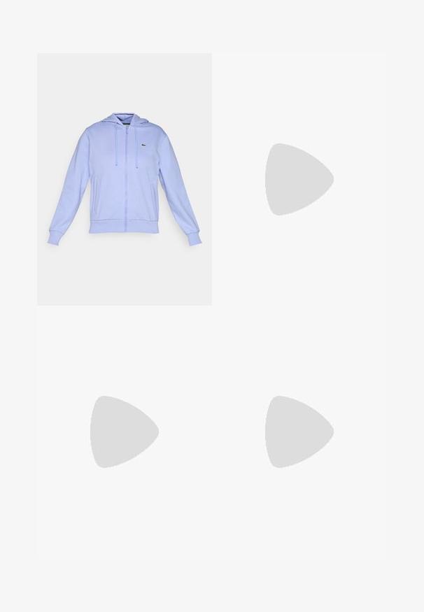 Lys lilla zip-up hettegenser med frontlommer, snorhette, ribbede mansjetter og en liten grønn krokodille-logo på venstre bryst.; Marineblå bomulls t-skjorte med rund hals og korte ermer. Har en liten hvit Lacoste-logo på venstre bryst. Myk tekstur.; Marineblå joggebukser med elastisk midjebånd og ankelmansjetter, frontvinkel, laget av mykt stoff for fritidsbruk.; Lys blå løpesko med en pustende mesh-overdel, subtile mønstre, hvit midtsåle og en teksturert gummisåle. Har en snøringdesign.