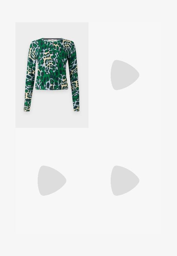 Grüner, blauer und beiger Leopardenmuster-Cardigan, mit langen Ärmeln, Rundhalsausschnitt, sechs Knöpfen vorne, taillierte Passform, glatte Textur.; Weißes, kürzer geschnittenes T-Shirt mit lockerer Passform, kurzen, weit geschnittenen Ärmeln, rundem Ausschnitt und seitlichen Schlitzen, aus weichem Baumwollmaterial.; Weite Hosen aus einem strukturierten Stoff mit vertikalen Streifen in Blau, Braun, Grün und Gelb, ausgestattet mit einem gestreiften Bund.; Nude patentleder Slingback-Absatzschuh mit spitzer Zehenpartie, offenem Vorderblatt und dünnem Stiletto-Absatz. Verfügt über ein kreisförmiges goldfarbenes Akzent auf dem Riemen.