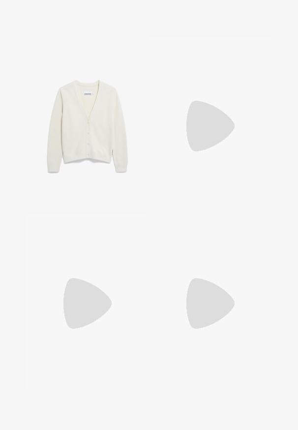 Ecrufarbener Cardigan aus weichem Material, mit V-Ausschnitt, gerippter Textur, fünf Knöpfen auf der Vorderseite und langen Ärmeln.; Gestreiftes Kurzarm-T-Shirt in Schwarz und Weiß mit Rundhalsausschnitt, leichtem Stoff und geradem Schnitt, mit Raglanärmeln.; Schwarze Shorts aus einem glatten Stoff, mit einem hohen Bund, zwei großen Taschen vorne und einem lässigen, weit geschnittenen Design mit Fältchen.; Jules & Jenn CRISS - Riemensandalette - cognac