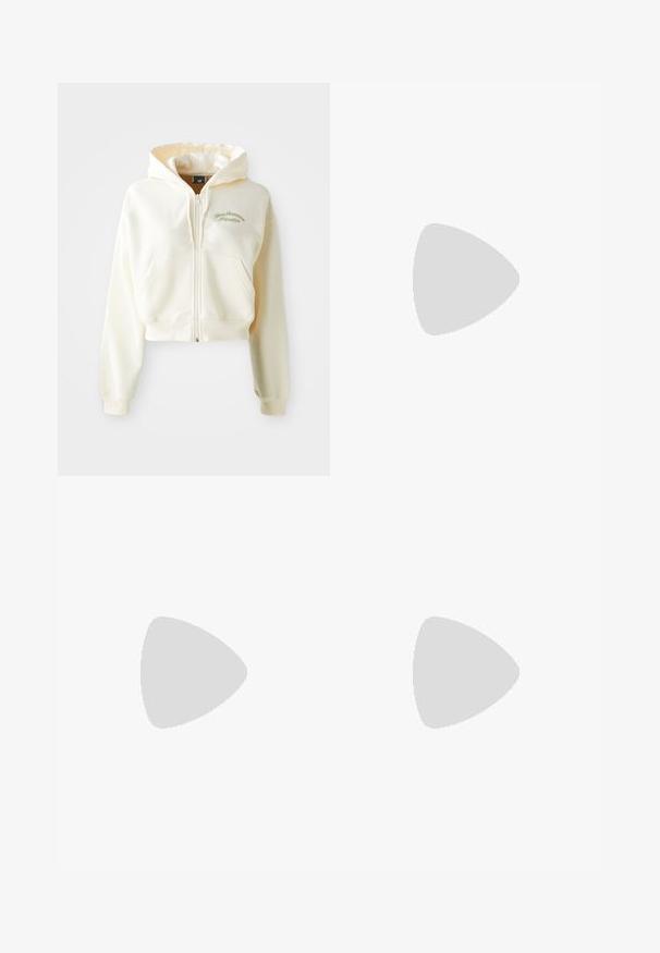 Hoodie cropped con zip in tessuto crema dalla texture morbida. Presenta un cappuccio, tasche frontali e un ricamo verde discreto che recita "New Balance Athletics."; T-shirt in cotone nero con collo giro e maniche corte, con un sottile dettaglio del logo sul lato sinistro del petto. Tessuto morbido e vestibilità rilassata.; Pantaloni in lino, a gamba larga, di un leggero beige con una vita regolabile. Texture liscia con una leggera consistenza e una vestibilità rilassata.; Scarpe sportive beige con sovrapposizioni in mesh e materiale sintetico, dotate di una superficie testurizzata, colletto imbottito e ammortizzazione "ABZORB" nel tallone.