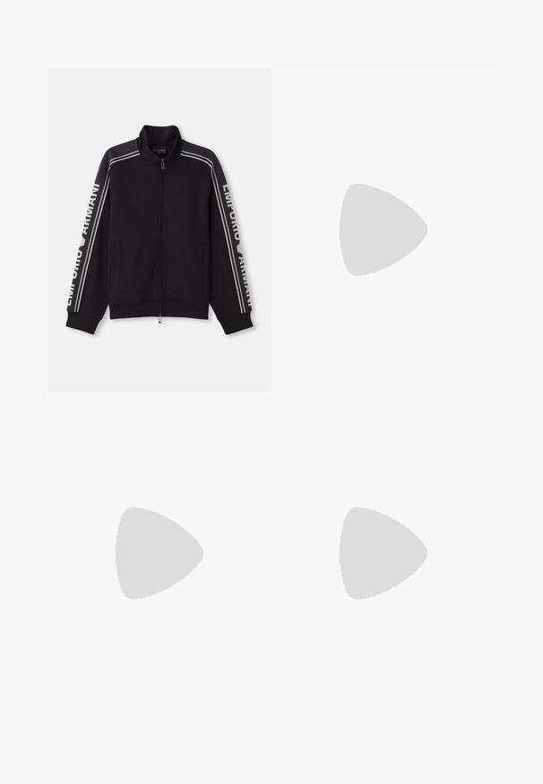 Črna zip-up jakna z visokim ovratnikom, ki ima bež črte in napis "Emporio Armani" ob rokavih. Mehka tkanina, dva stranska žepa.; Črna kratka majica s kratkimi rokavi in okroglim izrezom z diskretnim embossanim vzorcem in oznako blagovne znamke znotraj ovratnika, razporejena na beli podlagi.; Bež hlače ravnega kroja z zankami za pas, sprednjim gumbom in zadrgo, prikazane na beli podlagi.; Sive zimske superge iz nubuka z perforiranimi detajli, debelem sivem srednjem podplatu, kremnem podplatu in vezalkami, prikazane v stranskem profilu na belem ozadju.