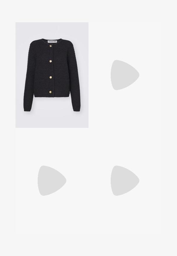 DESIGNERS REMIX CARMEN  - Gilet - dark grey melange; Haut à manches longues gris en ribbed avec un col à volants et des poignets accentués de dentelle, présentant un motif texturé.; Pantalons tailleur gris clair avec une texture lisse, devant plissé et design à jambe droite. Comprend des passants de ceinture et une finition polie.; Mocassins en cuir brun foncé avec une texture crocodile, un petit talon et des détails cousus à l'avant pour un design ajouté.