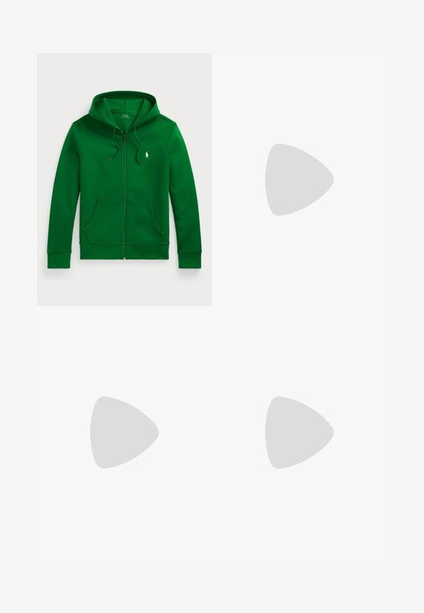 Felpa con zip verde, cappuccio regolabile, tasche a marsupio, polsini a coste e un piccolo logo bianco del polo sul petto. Tessuto morbido e lavorato.; T-shirt bianco in cotone con maniche corte, scollo rotondo e vestibilità rilassata. Texture liscia senza pattern o dettagli visibili.; Jeans in denim grigio scuro con taglio dritto, cinque tasche e rivetti in rame. Design classico con una texture leggermente sbiadita.; Scarpa nera in pelle con lacci e suola robusta, con un pratico anello sul tallone, vista di lato su sfondo bianco.