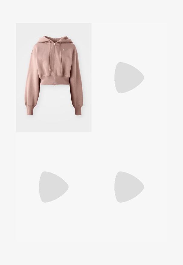 Nike Sportswear SPORTSWEAR PHOENIX FLEECE - Hoodie - mink brown/sail; Korte mouwen, ronde hals T-shirt in taupe, gemaakt van glad katoen. Heeft een getailleerd ontwerp en fijne stiksels langs de zoom en mouwen.; Carhartt WIP BRADY PANT - Broek - liberica; Witte en zilveren Nike sneakers van meshstof, met reflecterende accenten en een beige zool. Gedragen met zwarte sokken, staand op een blauwe ondergrond.