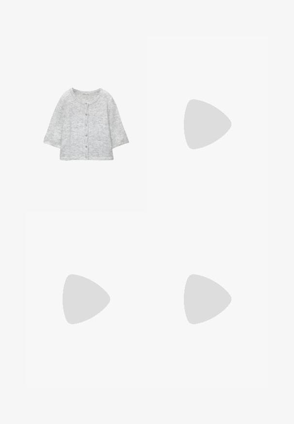 Světle šedý pletený cardigan s kulatým výstřihem, předními knoflíky, ¾ rukávy a měkkým, texturovaným povrchem.; Světle modrá košile na knoflíky s vertikálními bílými a tenkými červenými pruhy, dlouhými rukávy, klasickým límcem a zakřiveným spodním lemem.; Světle modré denimové džíny s vysokým pasem a rovnými nohavicemi, obsahující pět kapes a knoflíkový zip. Bez viditelných vzorů.; Béžové semišové dřeváky se přezkou a zdobením hřebíky, nošené s bílými širokými kalhotami, umístěné na dřevěné podlaze.; Bílá tkaná kabelka s zaoblenou rukojetí, vybavená zipovým uzávěrem a polstrovanou texturou. Hladký povrch a geometrický vzor na přední straně.