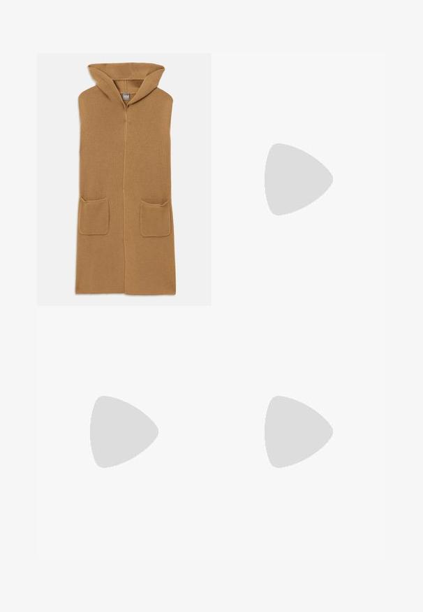 Langer, kapuzenähnlicher Cardigan aus kamelfarbenem Rippenstrick. Verfügt über zwei Vordertaschen. Weiche Textur mit offenem Frontdesign.; Weißes ärmelloses Tanktop aus geripptem Stoff, mit Rundhalsausschnitt und geradem Saum. Einfaches Design ohne zusätzliche Verzierungen.; Helle, weite Beigefarbene Hosen aus einem weichen, dehnbaren Stoff, mit einem hohen elastischen Taillenbund und klaren, einfachen Nähten.; Paul Smith TOPANGA - Klassischer Ballerina - black