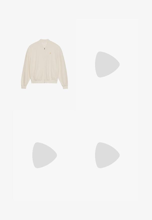 Sudadera blanca con cremallera, de textura acanalada, con puños y dobladillo acanalados, bolsillos laterales y un pequeño logotipo dorado en el pecho.; Camiseta de manga corta color crema con una sutil textura a rayas y cuello redondo, confeccionada en una tela ligera.; Jeans de mezclilla azul con un diseño de pierna recta, cinco bolsillos y pasadores para cinturón. La tela tiene una textura sutil y zonas desvaídas en los bolsillos.; Zapatillas de ante beige con puntera redondeada, cordones en la parte delantera y un acento texturizado en la parte trasera. La suela de goma blanca proporciona contraste. Diseño sencillo y moderno.